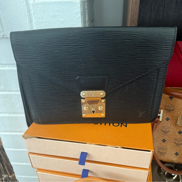 LV Epi wristlet 🖤 - Picture 1 of 6